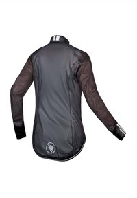 Chaqueta ligera negra para ciclismo con mangas de malla, cuello alto, detalles reflectantes y un logo en la parte baja de la espalda.
