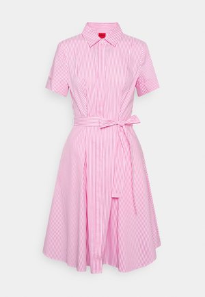 Roze-wit gestreepte jurk met korte mouwen, kraag, knopen aan de voorkant en een ceintuur in de taille.