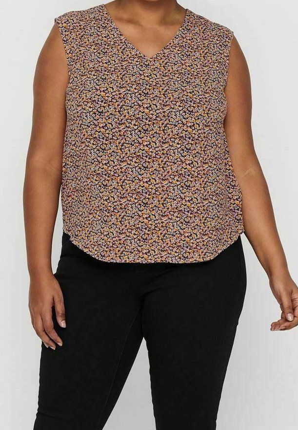 Kwiatowy top bez rękawów z dekoltem w kształcie litery V, z wielokolorowym wzorem na beżowym tle, zestawiony z czarnymi spodniami. Miękki materiał i luźny krój.