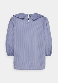 Blouse rayée bleu clair avec un grand col froncé, un détail à ouverture en forme de clé au dos et de longues manches bouffantes réunies aux poignets.