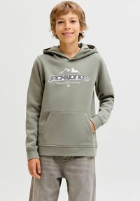 Siva-zeleno hudico s kengurujskimi žepi, ki ima grafiko gore in logo "jack & jones". Žameten zaključek rokavov in roba, mehak tekstil.