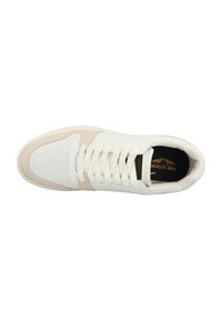 Baskets blanches avec des panneaux en cuir et en maille perforée. Accents en daim beige clair. Lacets plats et languette rembourrée, avec étiquette de logo à l'intérieur.
