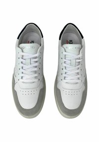 Sneakers bianchi in pelle con accenti in suede grigio, design con lacci, parte superiore perforata e suole in gomma. Presentano il logo sulla linguetta e uno stile minimale.