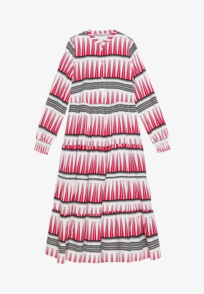 Robe blanche à manches longues avec des motifs géométriques à rayures verticales et horizontales rouges et noires, taille et poignets froncés, et un col rond avec boutons.