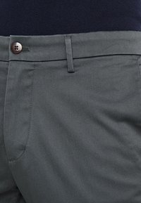 Grå bomullsblandning byxor med knappstängning och bälteshällor, med en slät yta och rak ben design.