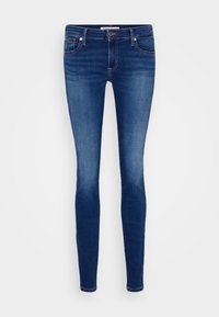 Jeans ajustados de mezclilla azul oscuro, con un diseño clásico de cinco bolsillos, detalles de costura sutiles y cierre de cremallera.