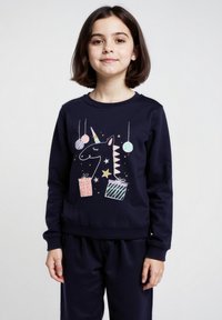 Felpa blu navy con una grafica di unicorno che presenta stelle e ornamenti pendenti, realizzata in tessuto morbido con scollatura e polsini a costine.