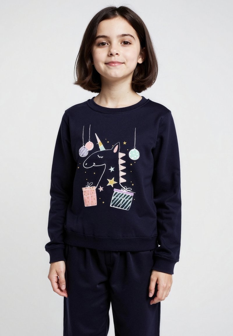 Felpa blu navy con una grafica di unicorno che presenta stelle e ornamenti pendenti, realizzata in tessuto morbido con scollatura e polsini a costine.