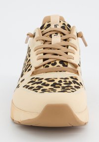 Zapatillas con suela de goma marrón, parte superior beige y detalles de estampado de leopardo. Presentan cordones de textil y una lengüeta acolchada para mayor comodidad.