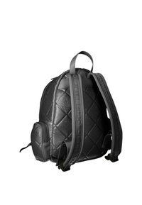 Zaino nero trapuntato realizzato in materiale strutturato, con spallacci imbottiti e una piccola tasca laterale con chiusura a zip.