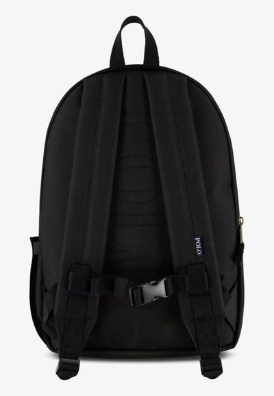 Čierny batoh s polstrovanými nastaviteľnými popruhmi, hladkým materiálom a horným uchom. Obsahuje uzavretie na pracku a embosované logo.