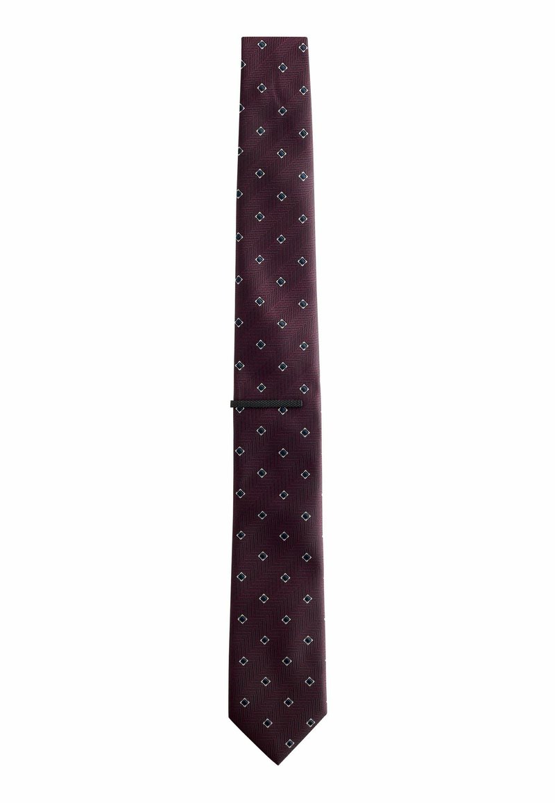 Burgundische Krawatte mit strukturiertem Fischgrätenmuster und kleinen marineblauen und weißen Diamantmotiven. Verfügt über ein traditionelles, zulaufendes Ende und eine Halteschlaufe.
