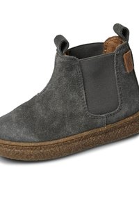 Šedá semišová kotníková bota s elastickými bočními panely a hnědým akcentem. Obsahuje texturovanou gumovou podrážku pro lepší přilnavost. Design s kulatou špičkou.