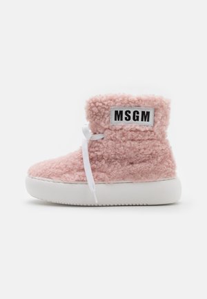 Bota de tornozelo rosa fuzzy com sola branca, apresentando um cabedal texturizado, atacadores brancos e um rótulo com "MSGM" na lateral.