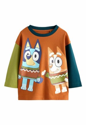 Kleurrijk langloodshirt met een oranje lijf en groene en teal mouwen. De voorkant toont cartoonhonden in truien, die speelse ontwerpen benadrukken.
