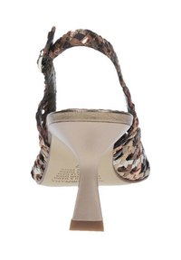 Sandalo in pelle intrecciata e multicolore con tacco medio stretto, retro aperto e cinturino con una decorazione metallica.