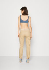 ONLY ONLBIANA BELT - Chinos tipa bikses - beige