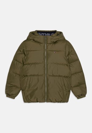 Giacca puffer verde oliva con cappuccio, zip frontale, polsini elasticizzati e due tasche laterali. Caratterizzata da un design trapuntato e logo sul petto.