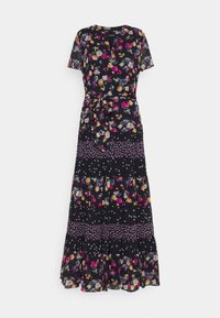 Svart blommig maxiklänning med korta ärmar, snörd midja, lager av volanger, med färgglada blommor och prickiga mönster över hela.