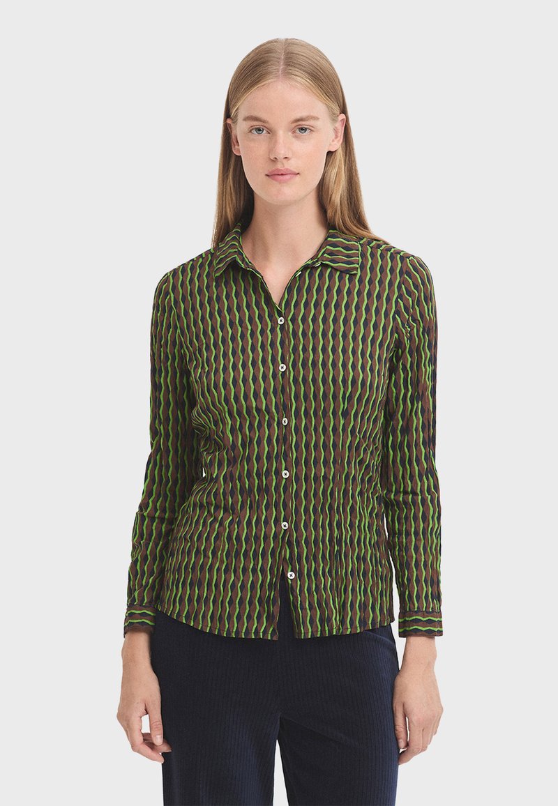 Langsleeve button-up shirt met een geometrisch patroon in groen en bruin, met een kraag en subtiele textuur.