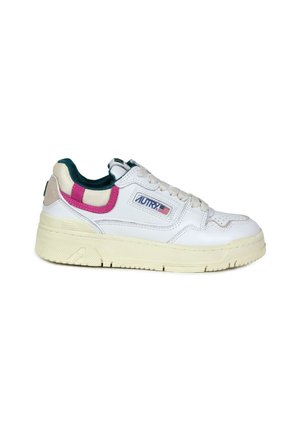 Sneaker bianco in pelle con accenti verdi e rosa, dotato di una suola testurizzata, dettagli cuciti e un logo sul lato.