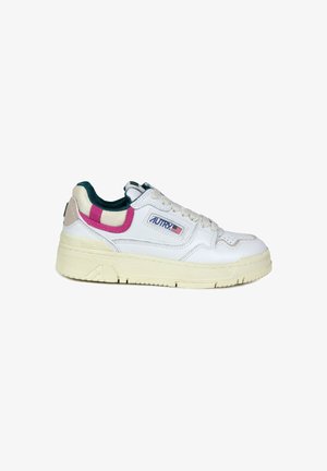 Sneaker bianco in pelle con accenti verdi e rosa, dotato di una suola testurizzata, dettagli cuciti e un logo sul lato.