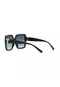 Occhiali da sole quadrati con montatura nera, lenti blu sfumate, dettagli in oro e bracci neri con punte teal.