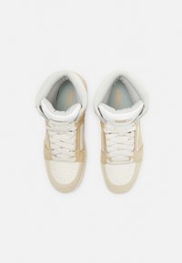 Vysoké tenisky v bílé a béžové kůži s texturovaným povrchem, s kulatými tkaničkami, perforovanou špičkou a detailem loga na jazyku.