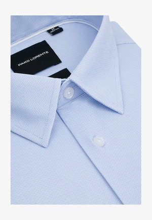Jasnoniebieska teksturowana koszula męska z kołnierzem w szpic, białymi guzikami i czarną metką "PAKO LORENTE" wewnątrz kołnierza.