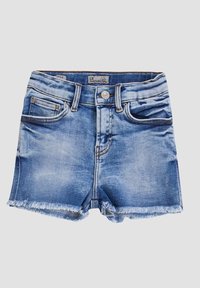 Shorts in denim azzurro chiaro con orlo sfilacciato, design a cinque tasche e chiusura anteriore con bottone. Presenta leggere sfumature e dettagli di cucitura.