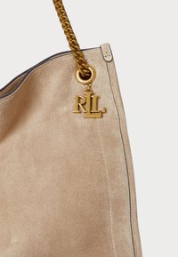 Borsa a spalla in suede beige con tracolla in catena dorata, dotata di un charm "RL" dorato e cuciture a contrasto lungo i bordi.