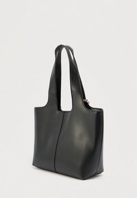 Μαύρη τσάντα tote από βέγκαν δέρμα με διπλές λαβές, ορθογώνιο σχήμα, λείος υφής και λεπτομέρεια ραφής κατά μήκος του κέντρου.