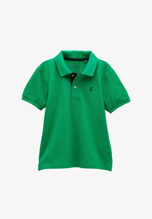 Grøn kortærmet polo med to knapper og en lille mørkeblå broderet hare-logo på venstre bryst.