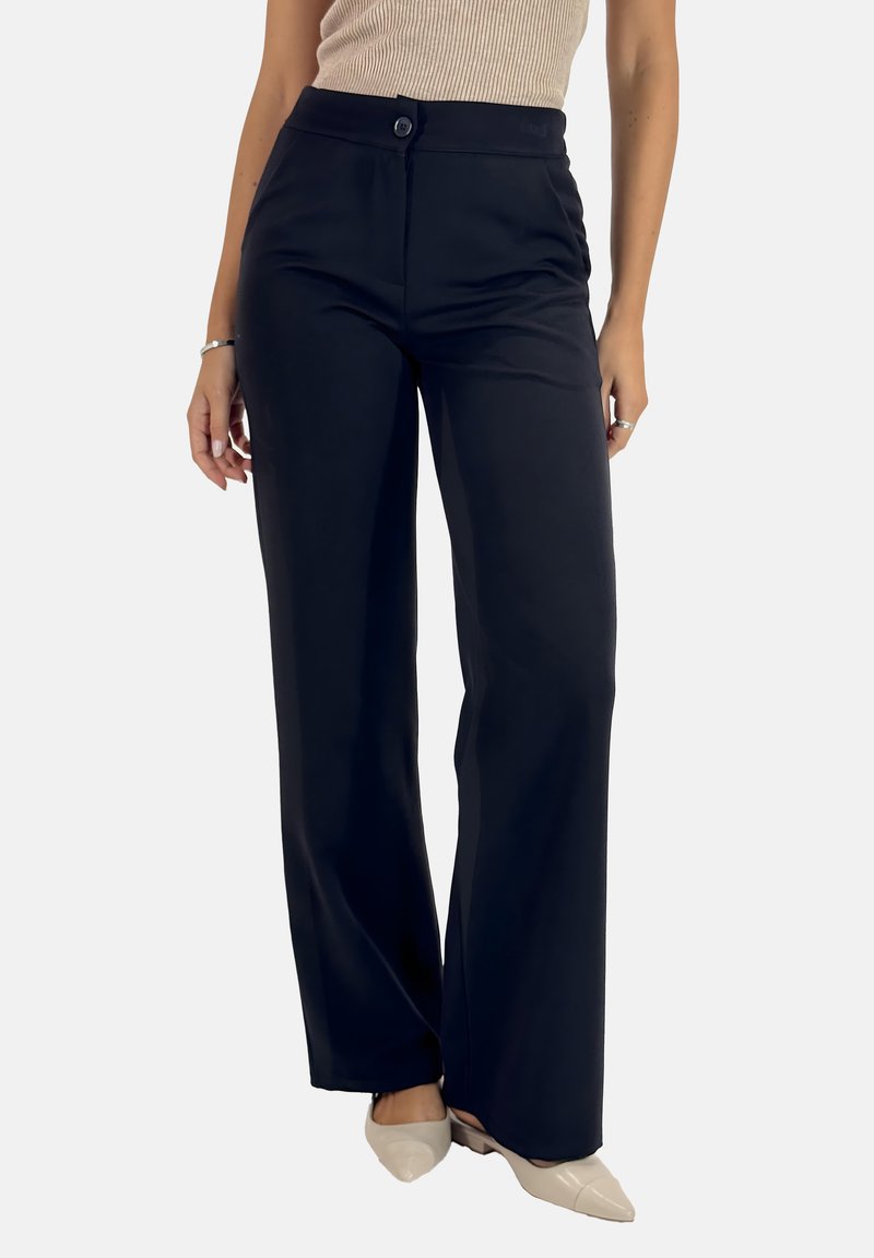 Marineblauwe wijde broek van een soepele stof, met een knoopsluiting aan de voorkant en subtiele zijzakken. Gepast model met een hoge taille.