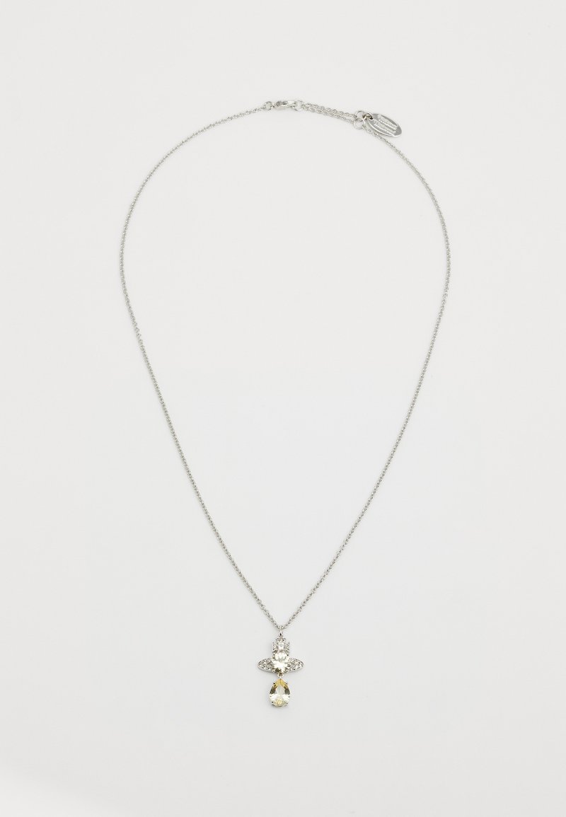 Zilveren ketting met een hanger in de vorm van een kruis, versierd met heldere en gele edelstenen, en een druppelvormige charme.