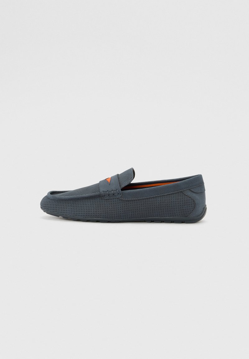 Grå perforerte loafers med slip-on design, med oransje detaljer, rund tå og teksturert gummisåle.