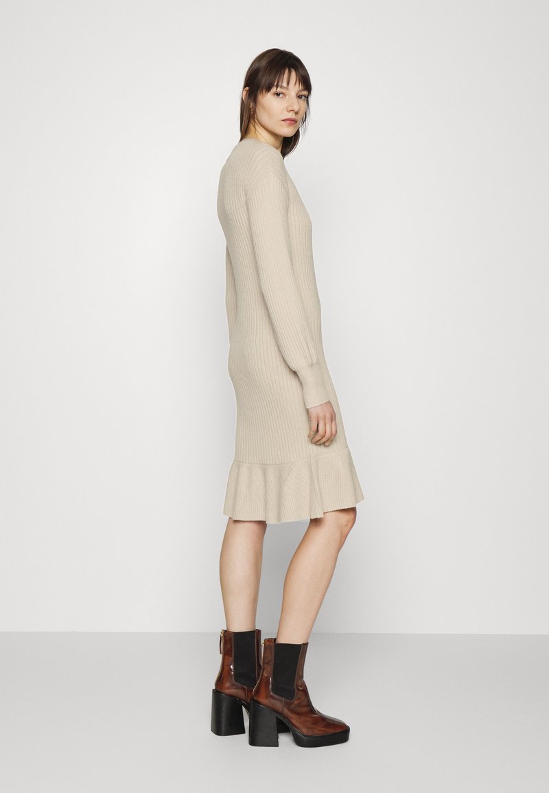Damen Freizeitkleider | Moss Copenhagen VESLA FLOUNCE DRESS Strickkleid oatmeal/beige - IH29117 Damen Freizeitkleider | Moss Copenhagen VESLA FLOUNCE DRESS Strickkleid oatmeal/beige - IH29117