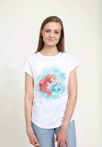 Bílý bavlněný tričko s barevným motivem mořské panny s červenými vlasy a tyrkysovým ocasem na světlém modrém akvarelovém pozadí.