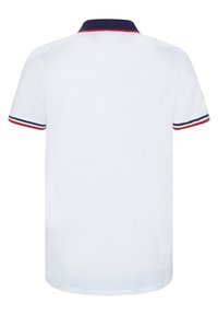 Weißes Polohemd mit kurzen Ärmeln, ausgestattet mit einem marinefarbenen Kragen und rot-weiß-blauen gestreiften Akzenten an den Ärmeln. Glatte Baumwolltextur.