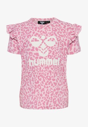 Pink kortærmet t-shirt med leopardskind mønster, flagrende ærmer og en hvid "hummel" logo på forsiden. Blødt bomuldsstof.