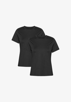 Twee zwarte t-shirts met korte mouwen, gemaakt van een zachte stof met een ronde halslijn. Elke heeft een klein logo op de borst.