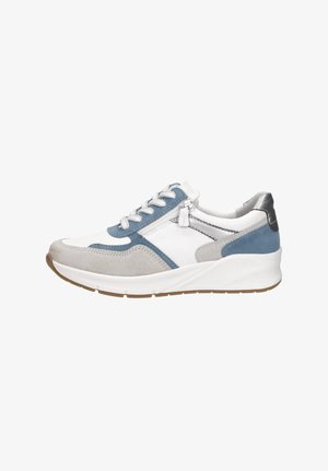 Witte sneaker met grijze en blauwe suède accenten, witte veters, zijrits en een dikke witte zool met een bruine buitenzool.