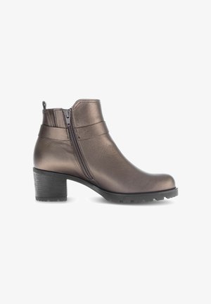 Bronzefarbenes Leder-Ankle-Boot mit seitlichem Reißverschluss, niedrigem Blockabsatz und strukturiertem Gummisohle. Mit zwei horizontalen Bändern für Designdetails ausgestattet.
