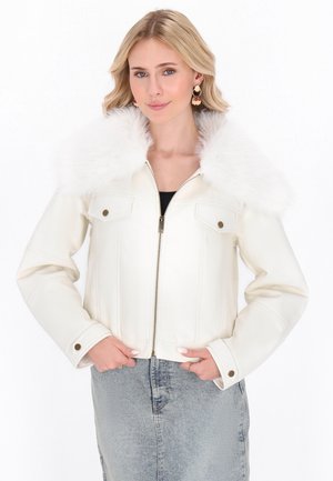 Witte neplederen jas met een fluffy witte kraag, rits aan de voorkant, twee voorzakken en knoopsluitingen, gecombineerd met een denim rok.