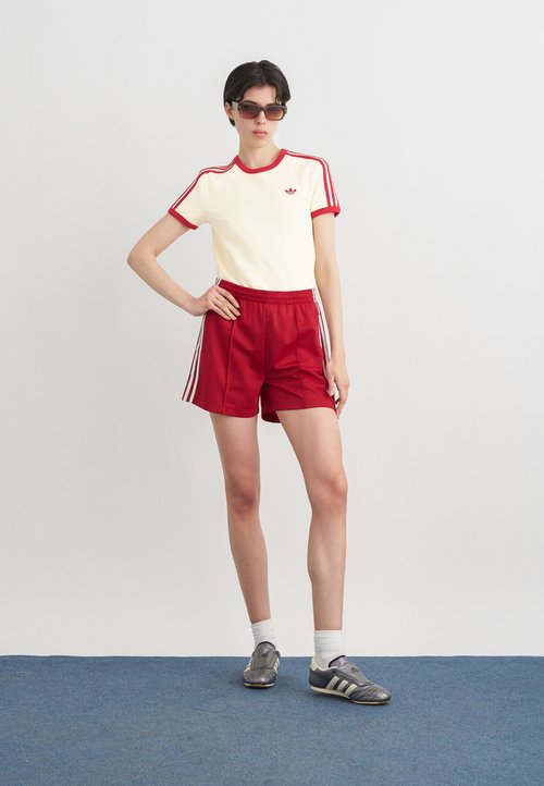 adidas SLIM T-SHIRT - Camiseta estampada - warm vanilla/team victory red — photo 2