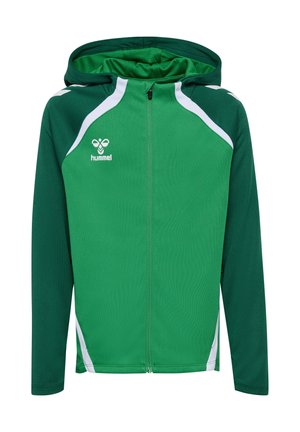 Grøn sportsjakke med lynlås, mørkegrønne ærmer, hætte, hvide striber på skuldre og sider samt et lille hvidt hummel-logo på brystet.
