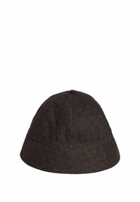 Sombrero de pala marrón con un patrón texturizado, que presenta una parte superior redondeada y un ala ancha y plana. Incluye dos oberturas de ventilación a los lados.