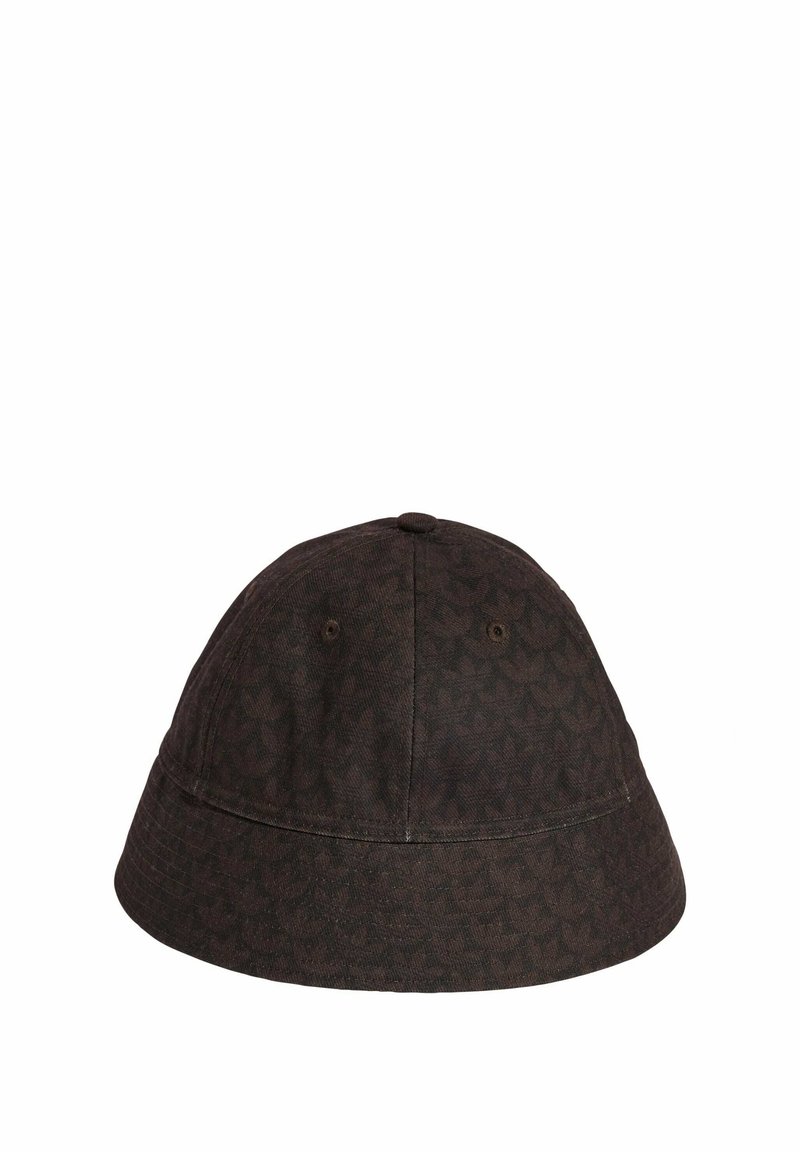 Sombrero de pala marrón con un patrón texturizado, que presenta una parte superior redondeada y un ala ancha y plana. Incluye dos oberturas de ventilación a los lados.