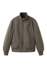Chaqueta bomber verde oliva con cuello alto, abertura de cremallera en el frente, dos bolsillos laterales, puños acanalados y una textura de tela suave y mate.