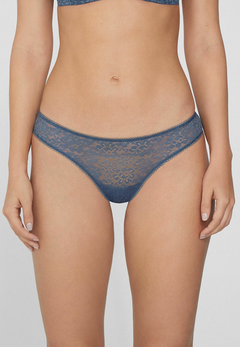 Blaue Spitzen-Hipster-Unterwäsche mit floralem Muster, halbtransparenter Textur und gewellten Kanten. Die taillierte Passform sorgt für Komfort und Stil.